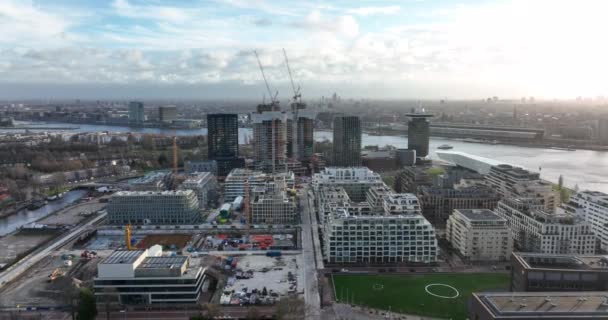 Amsterdam, 1st of January 2022, The Netherlands. Construction site of modern residential real estate apartment buildings at the Buiksloterweg along the Ij in the city center of Amsterdam. — Vídeo de Stock