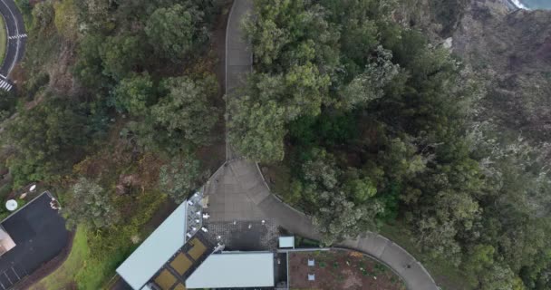 Bergantennes en kliffen bovengrondse landschap van Madeira Cabo Girao panoramisch uitkijkpunt en Atlantische oceaan oiverview. Griekenland. — Stockvideo