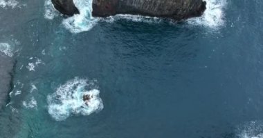 Uçurumlar ve dağ antenleri. Okyanustaki kayalıklarda okyanus dövülen kayalıklar. Güzel doğa ve ada Madeira Portekiz.