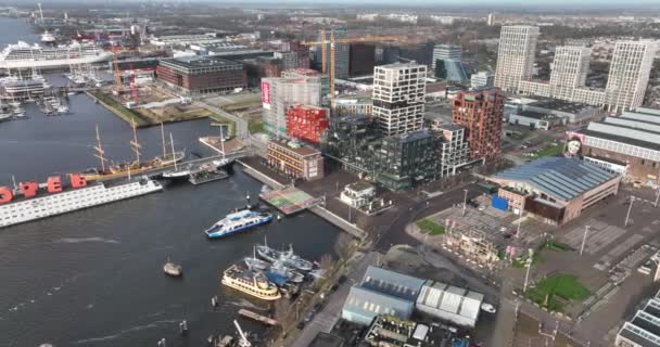 Amsterdão, 2 de janeiro de 2022, Países Baixos. NDSM Werf modernos prédios de apartamentos residenciais canteiro de obras no local industrial histórico da moda. — Vídeo de Stock