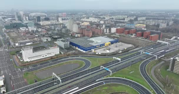 Amsterdão, 1 de janeiro de 2022, Países Baixos. Aerial de um edifício de fachada de loja de departamento de Ikea em Amsterdã ao longo da rodovia. Fechado becasue de Covid19 bloqueio. — Vídeo de Stock