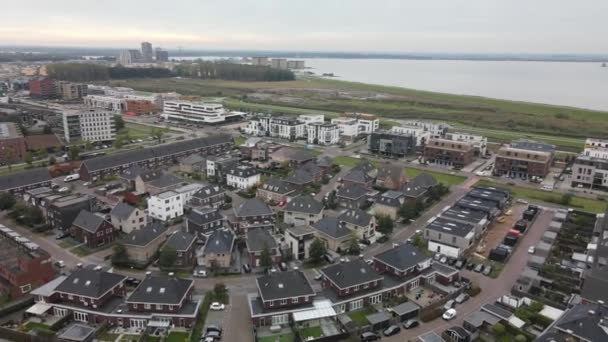 Almere Poort, Hollandia, külvárosi lakóövezet. Új, modern építésű, fenntartható lakóövezeti lakások. — Stock videók