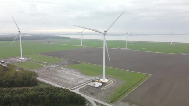 Almere, 23 ottobre 2021, Paesi Bassi. turbine eoliche ad Almere, area di recupero energetico sostenibile. Veduta aerea del drone. Parco eolico Jaap Rodenburg II — Video Stock