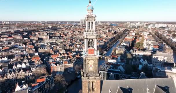Amsterdam centrum luchtfoto drone zicht op de Westerkerk en de Jordaan in het centrum van Amsterdam. Langs de grachten. — Stockvideo