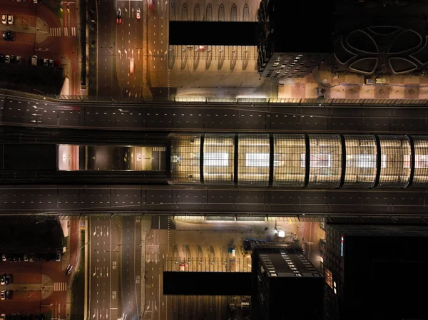 Amsterdam por la noche, la intersección de carreteras de infraestructura holandés, tren, carretera, pista, metro y peatones. Vista aérea del dron. —  Fotos de Stock