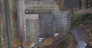 Breukelen, 31 Aralık 2021, Hollanda. Teslag elektrikli aracı, A2 otoyolu boyunca EV şarj istasyonu..