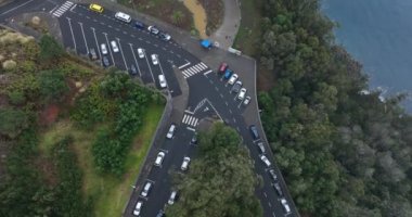 Madeira Cabo Girao 'nun panoramik manzarası ve Atlantik Okyanusu Oiverview manzarası dağ havacıkları ve uçurumlar. Portekiz.