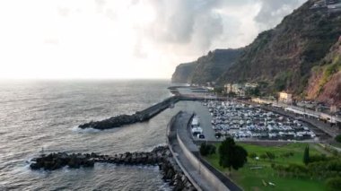Madeira Portekiz sahil şeridi güzel güneşli ada Atlantik Okyanusu 'nun insansız hava aracı manzarası. Hava aracı görünümü.