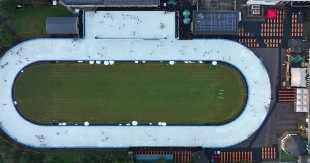 Ámsterdam, 9 de enero de 2022, Países Bajos. Jaap Eden pista de patinaje sobre hielo vista aérea. Deportes de ocio al aire libre pista de patinaje sobre hielo. — Vídeos de Stock