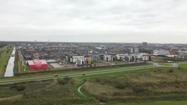 Almere Poort, Nederländerna, förortsbostadsområde. Nybyggt modernt hållbart bostadsområde. — Stockvideo