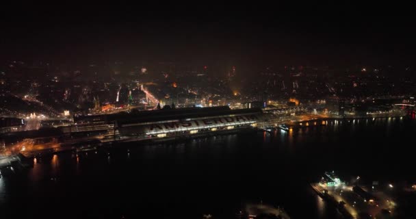 Silvester in Amsterdam, Niederlande, nächtliches Feuerwerk aus der Luft mit Drohnen über der Stadt. — Stockvideo