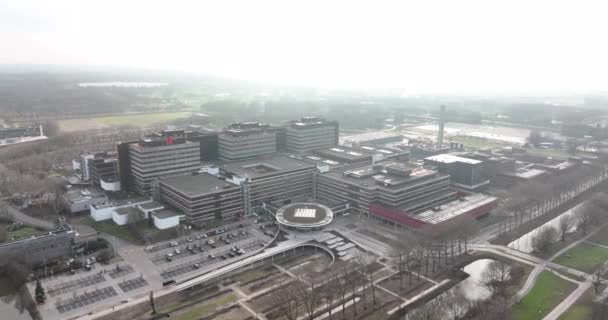 Amsterdam, le 1er janvier 2022, Pays-Bas. Amsterdam Universitair Medische Centra UMC hospital facility aerial drone overview. — Video