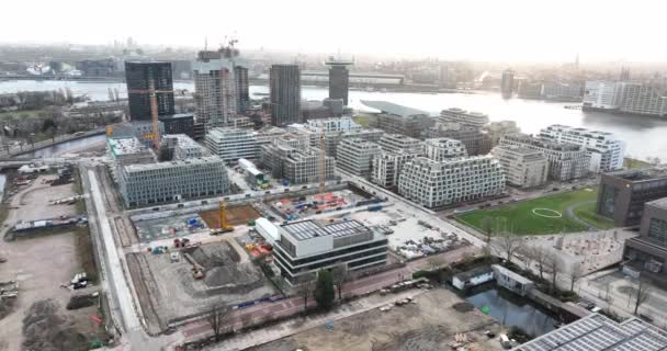Amsterdam, 1. ledna 2022, Nizozemsko. Stavba moderních bytových domů v Buiksloterweg podél Ij v centru Amsterdamu. — Stock video