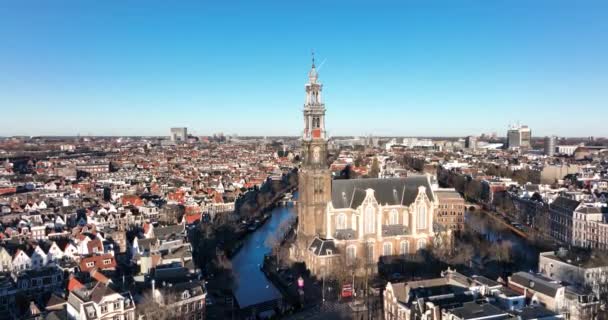アムステルダム市内中心部のヴェスターケルクとヨルダンの市街地の空中ドローンビューアムステルダム市内中心部。運河沿いに. — ストック動画