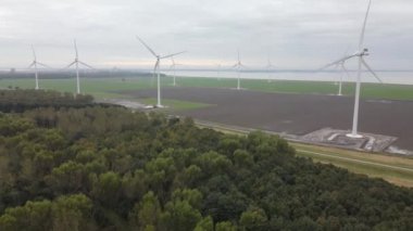 Almere, 23 Ekim 2021, Hollanda 'da. Almere 'de rüzgar türbinleri, sürdürülebilir enerji kurtarma parkı alanı. Hava aracı görüntüsü. Windpark Jaap Rodenburg II