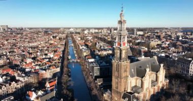 Amsterdam şehir merkezi Westerkerk 'in ve Amsterdam şehir merkezindeki Ürdün kentsel alanının hava aracı görüntüsü. Kanallar boyunca.