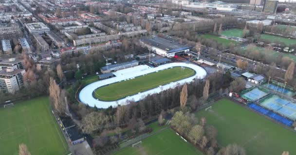 Ámsterdam, 9 de enero de 2022, Países Bajos. Jaap Eden pista de patinaje sobre hielo vista aérea. Deportes de ocio al aire libre pista de patinaje sobre hielo. — Vídeo de stock