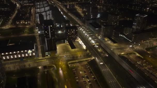 Letecká noční hyperprostup infrastruktury křižovatka provozu, auta, silnice, vlak, metro, vozidla, chodci, cyklista v Amsterdamu. Perorální podání — Stock video