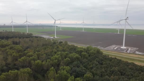 Almere, 23. října 2021, Nizozemsko. Větrné turbíny v oblasti Almere, trvale udržitelné využití energie parku. Letecký výhled. Windpark Jaap Rodenburg II — Stock video