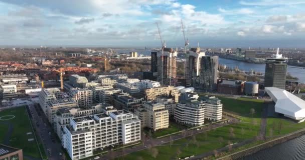 현대적 인 주거용 부동산 건물들이 있는 네덜란드의 도시 중심지인 이 즈를 따라 Buiksloterweg 에 있는 건축 현장. — 비디오