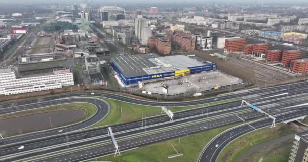 Amsterdam, 1 stycznia 2022, Holandia. Zdjęcie budynku fasady domu towarowego Ikea w Amsterdamie wzdłuż autostrady. Zamknięta z powodu zamknięcia Covid19. — Wideo stockowe