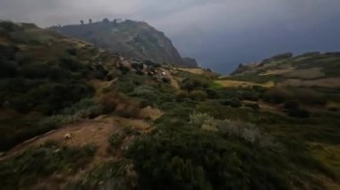 FPV insansız hava aracı yarışı dağ sörfü ve kayalıklarda uçurum dalışı. Portekiz 'deki Madeira adasındaki destansı dağ manzarası ve okyanus. Güzel bir doğa..
