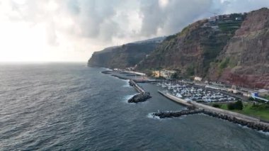 Madeira Portekiz sahil şeridi güzel güneşli ada Atlantik Okyanusu 'nun insansız hava aracı manzarası. Hava aracı görünümü.