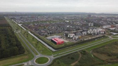 Almere Poort, Hollanda, banliyö yerleşim bölgesi. Yeni modern yapı sürdürülebilir yerleşim alanı.