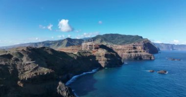 Ponta 'nın dağ uçurumları, Madeira adasında Rosto rüzgar değirmenleri ve kaya oluşumu yapar. Atlantik Okyanusu ve güzel dağ ve uçurum manzarası.