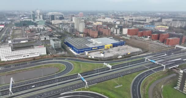 Amsterdão, 1 de janeiro de 2022, Países Baixos. Aerial de um edifício de fachada de loja de departamento de Ikea em Amsterdã ao longo da rodovia. Fechado becasue de Covid19 bloqueio. — Vídeo de Stock