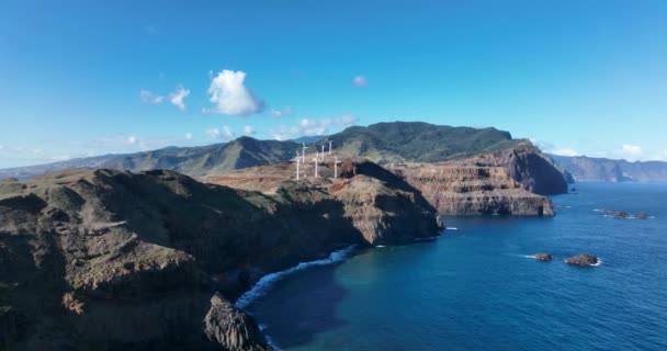 Montaña antenas acantilados antenas de Ponta do Rosto molinos de viento y formación de rocas en la isla de Madeira. Océano Atlántico y hermoso paisaje de montaña y acantilado. — Vídeo de stock