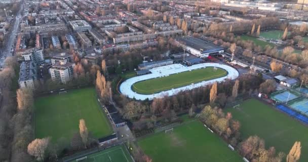 Amsterdão, 9 de janeiro de 2022, Países Baixos. Jaap Eden pista de patinação no gelo vista aérea. Atividades esportivas de lazer ao ar livre instalação de patinação no gelo. — Vídeo de Stock
