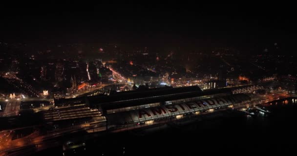 Nochevieja en Amsterdam, Países Bajos, fuegos artificiales en la noche vista aérea del dron sobre la ciudad. — Vídeos de Stock