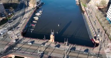 Hollanda, Amsterdam 'daki Berlage Brug' un hava görüntüsü. Amstel Nehri geçidi altyapısı. Tramvay ve trafik kavşağı. Şehir manzarası.