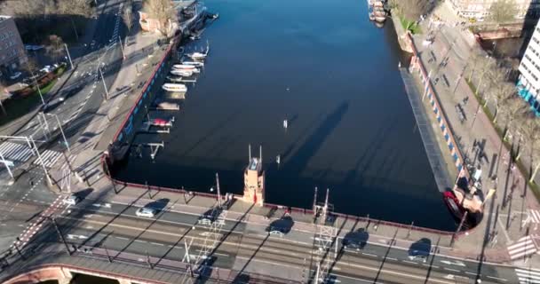 Vista aérea del Berlage brug en Amsterdam, Países Bajos. La infraestructura de cruce del río Amstel. tranvía y cruce de tráfico. Vista de ciudad urbana. — Vídeo de stock