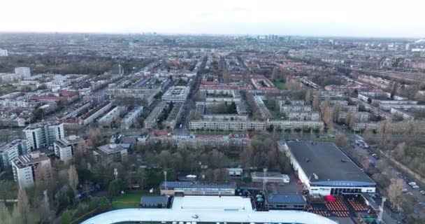 Amsterdão, 9 de janeiro de 2022, Países Baixos. Jaap Eden pista de patinação no gelo vista aérea. Atividades esportivas de lazer ao ar livre instalação de patinação no gelo. — Vídeo de Stock