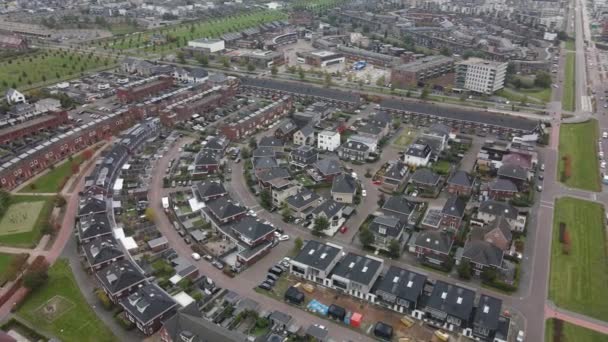Almere Poort, The Netherlands, suburb residential area. New modern build sustainbale residential area housing. — Stock Video
