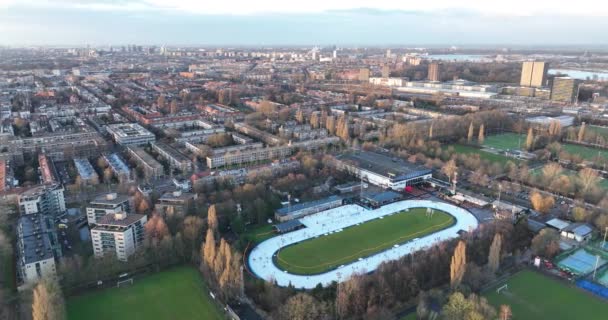 Amsterdam, 9 gennaio 2022, Paesi Bassi. Jaap Eden pista di pattinaggio vista aerea. Attività sportiva all'aperto impianto di pattinaggio su ghiaccio. — Video Stock