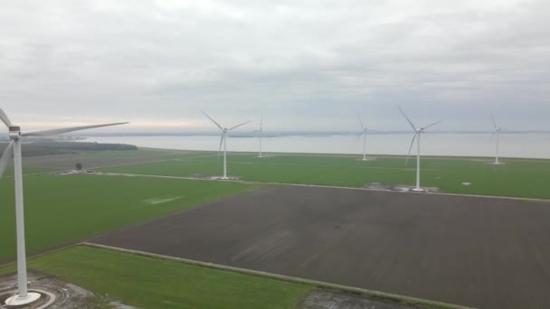 Almere, 23 de outubro de 2021, Países Baixos. Turbinas eólicas em Almere, área do parque de recuperação de energia sustentável. Vista aérea de drones. Windpark Jaap Rodenburg II — Vídeo de Stock