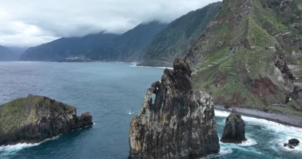 Antenas de acantilados y antenas de montaña. Acantilados en el océano con el océano atlántico latiendo sobre las rocas. hermosa naturaleza e isla Madeira Portugal. — Vídeo de stock