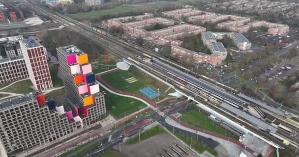 Holendecht estação de trem e metrô em Amsterdam Zuid Oost, Países Baixos europa. Vista aérea do drone da infra-estrutura holandesa. — Vídeo de Stock