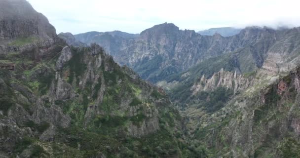 Aeronaves de montanha e antenas de penhascos em falésias altas épicas da Madeira nas nuvens imagens de drones aéreos com uma vista de helicóptero desta bela paisagem natural. — Vídeo de Stock