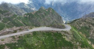 Madeira adası, bulutların arasındaki dağ yolu kayalıklar ve güzel doğa ile çevrili Portekiz 'de güneşli bir günde.