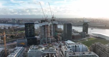 Amsterdam, 1 Ocak 2022, Hollanda. Amsterdam şehir merkezindeki Lj boyunca Buiksloterweg 'deki modern gayrimenkul apartmanlarının inşaat sahasında..