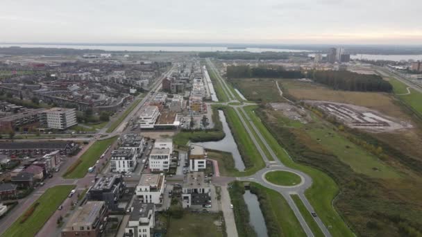 Almere Poort, Hollandia, külvárosi lakóövezet. Új, modern építésű, fenntartható lakóövezeti lakások. — Stock videók