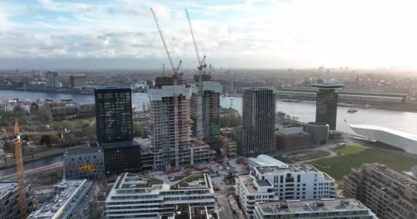 Amsterdam, 1st of January 2022, The Netherlands. Construction site of modern residential real estate apartment buildings at the Buiksloterweg along the Ij in the city center of Amsterdam. — Video Stock