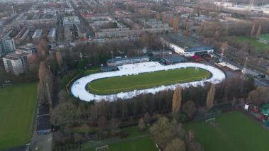 Amsterdam, 9 Ocak 2022, Hollanda. Jaap Eden buz pateni pisti havadan hiper hız. Açık hava spor aktiviteleri buz pateni tesisi..