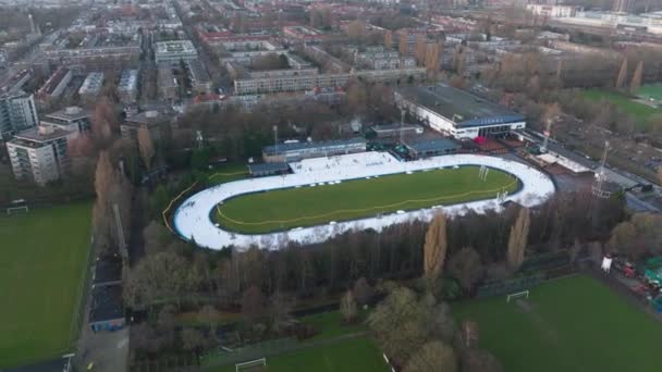 Ámsterdam, 9 de enero de 2022, Países Bajos. Hiperlapso aéreo de la pista de patinaje sobre hielo Jaap Eden. Deportes de ocio al aire libre pista de patinaje sobre hielo. — Vídeos de Stock