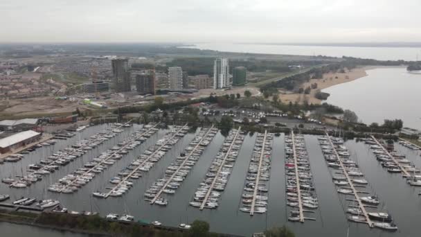 Aerial of Almeerderstrstran and Muiderzand marina 항구, 주거용 기류, 현대 건축 현장. 네덜란드. — 비디오