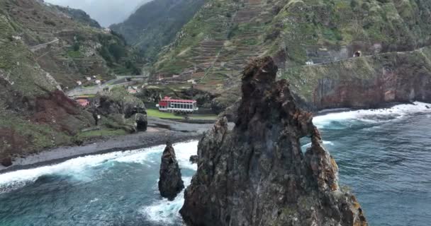 Antenne a falesie e antenne di montagna. Scogliere nell'oceano con l'oceano atlantico che batte sulle rocce. bellissima natura e isola Madeira Portogallo. — Video Stock